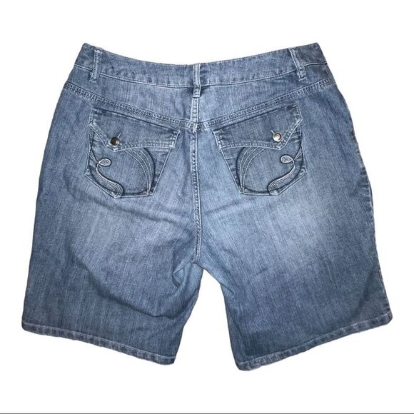Lane Bryant Bermuda Jean Shorts Blue Medium Wash Plus Size 18 EUC - Picture 2 of 4